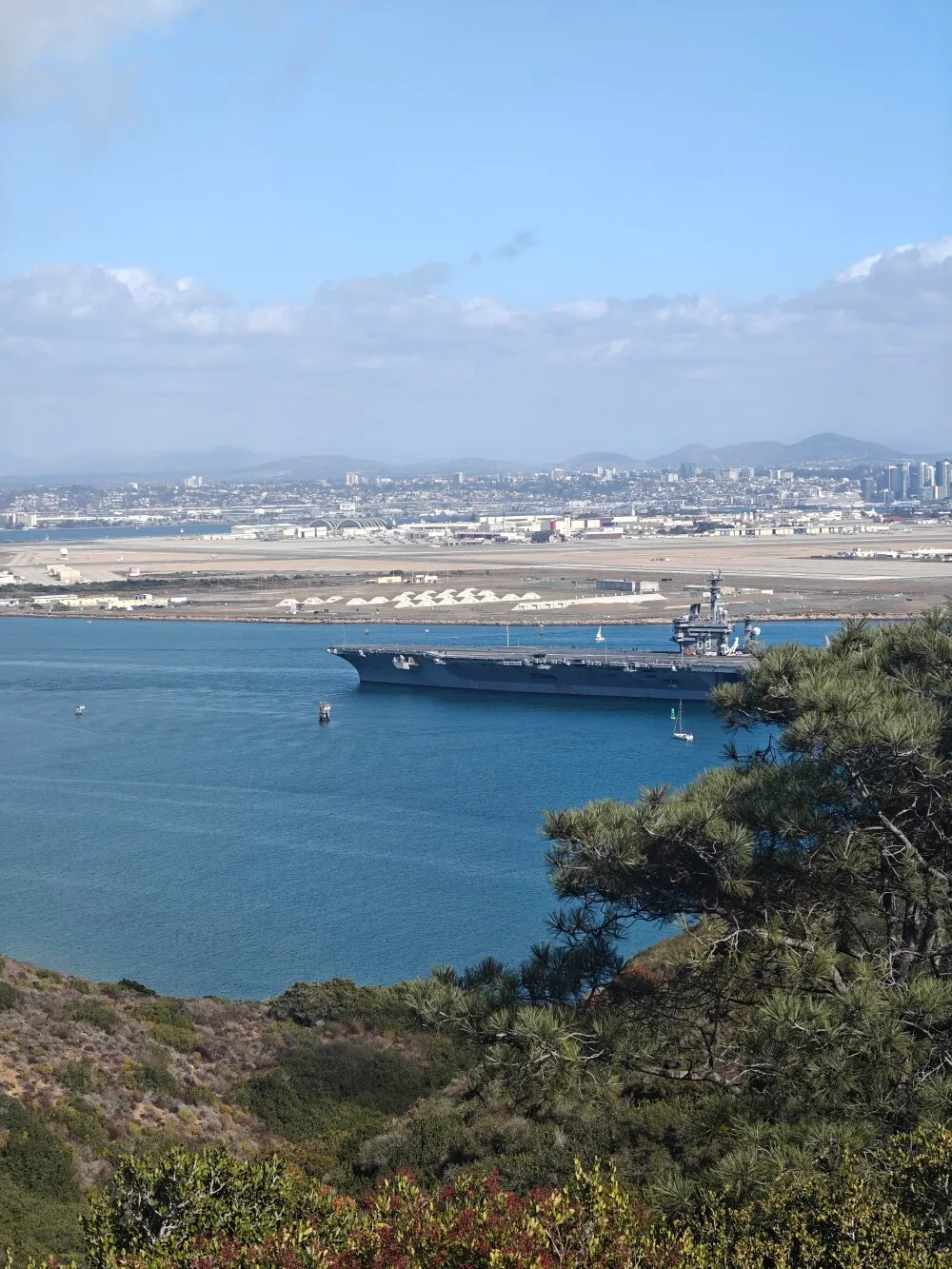 Us Navy Aircraft carrier coming into dock