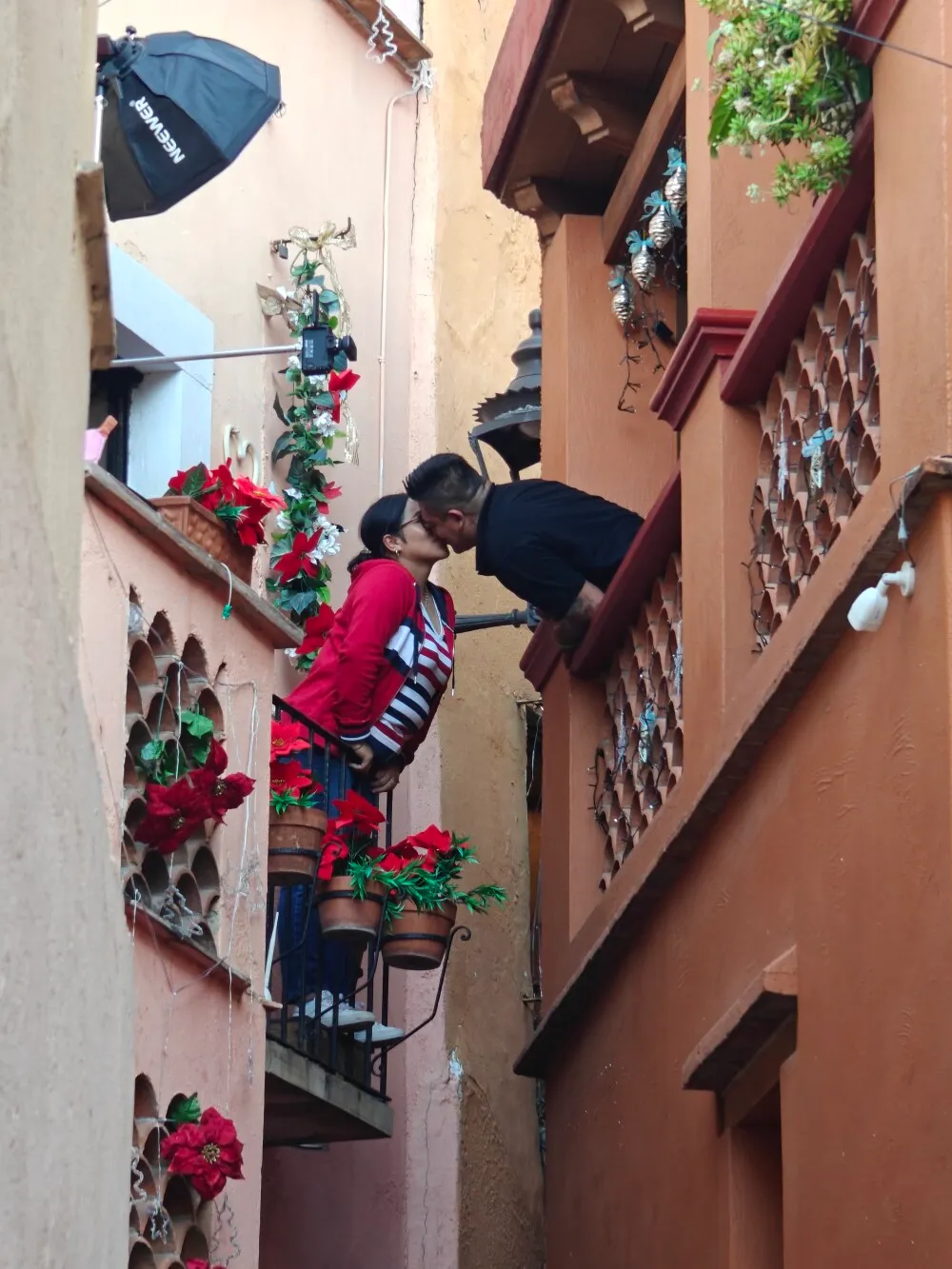 Some street in Guanajuato where is traditional for couples to kiss