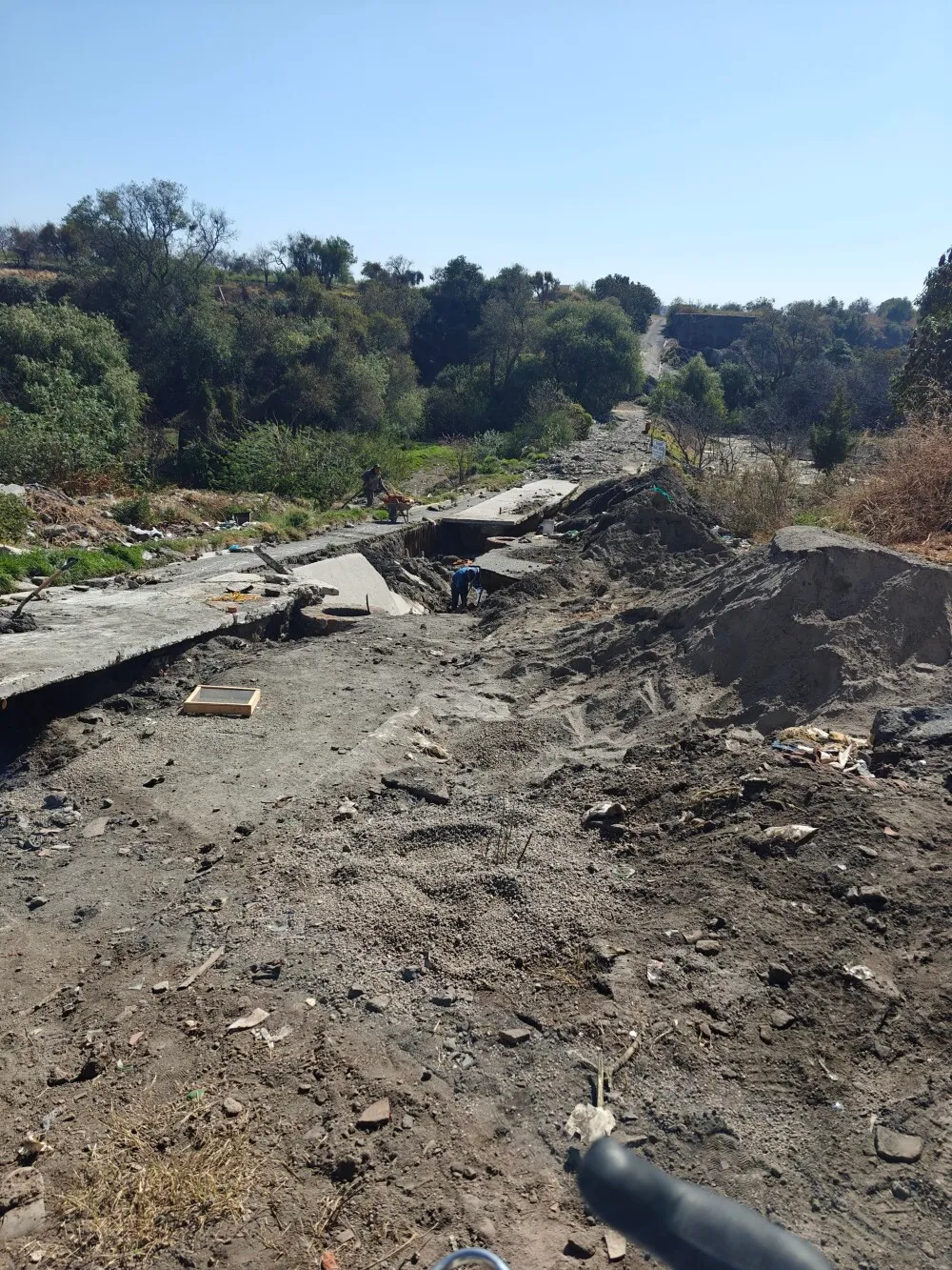 Was blocked by road works. They initially refused to let me pass but after looking at my maps for 2 mins trying to find a way around, they let me cross. This involved carrying my bike a little.