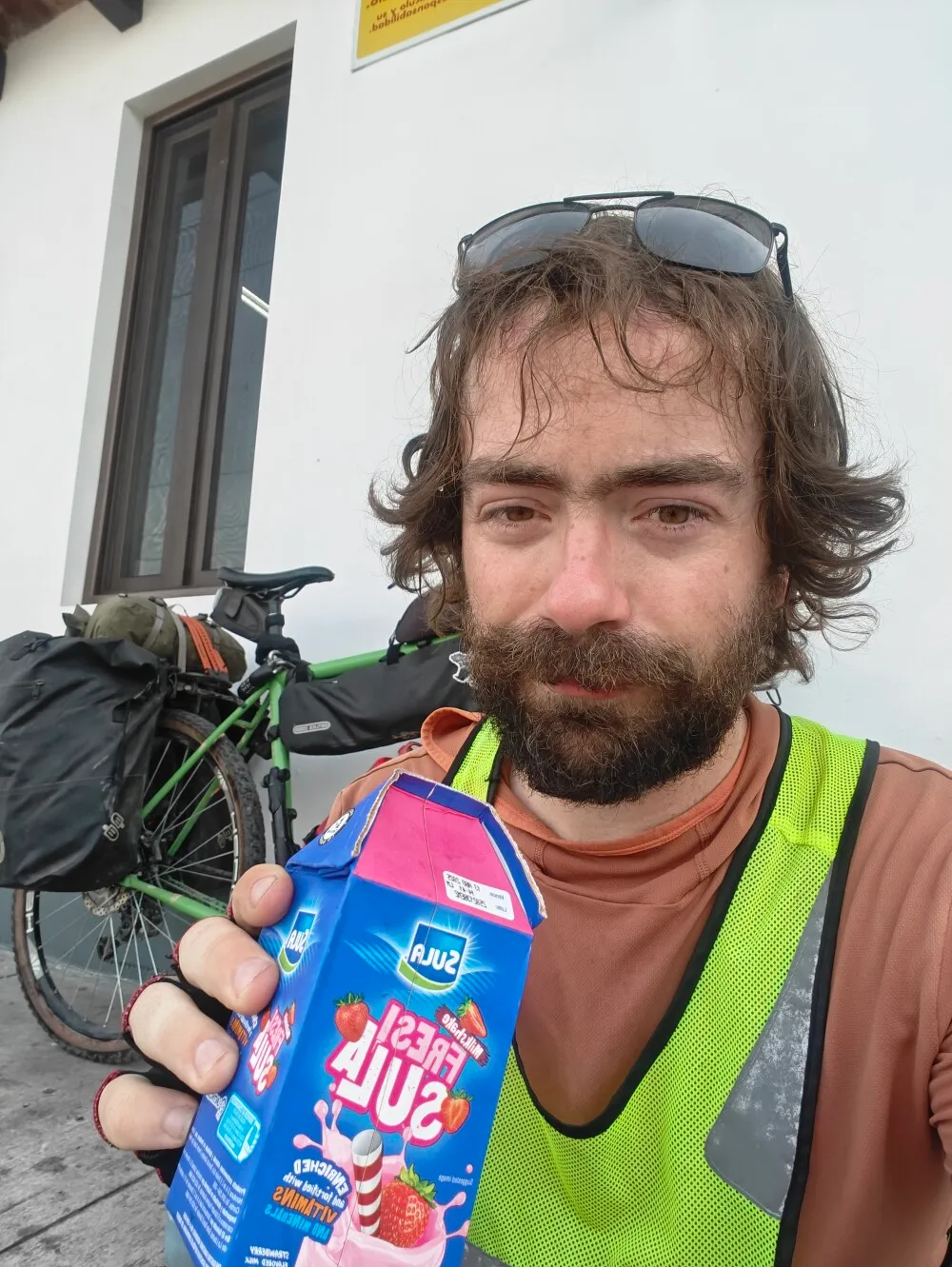 Sweet drink lunch stop at side of the road